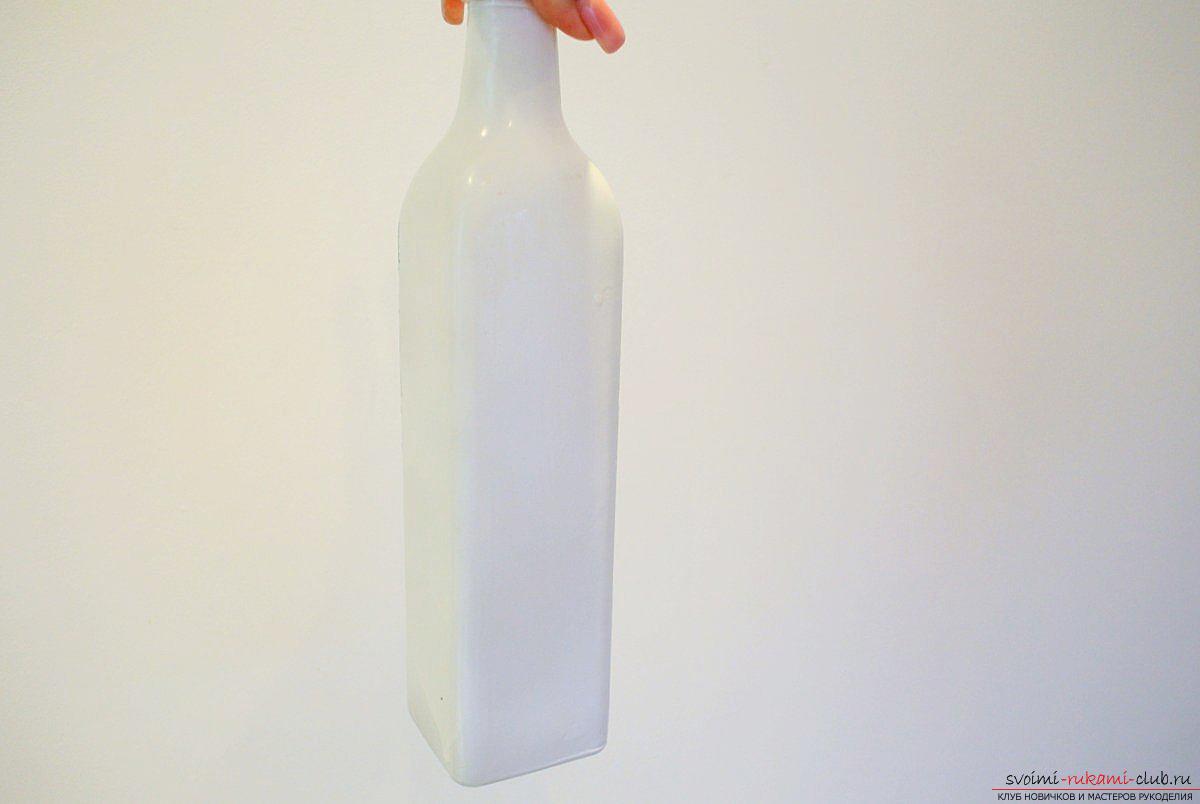 Мастер-класс покажет, как сделать из бутылки поделку, декорированную в стиле декупаж своими руками.. Фото №1